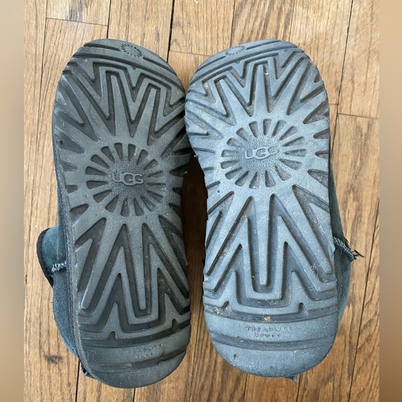 UGG Classic Mini II black size 8 (fits size 9) excellent condition - Picture 5 of 7